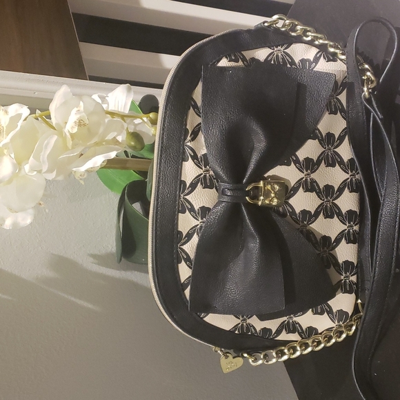 Betsey Johnson Handbags - ❣️💫MARK DOWN💫❣️ Betsey Johnson Crossbody Bag